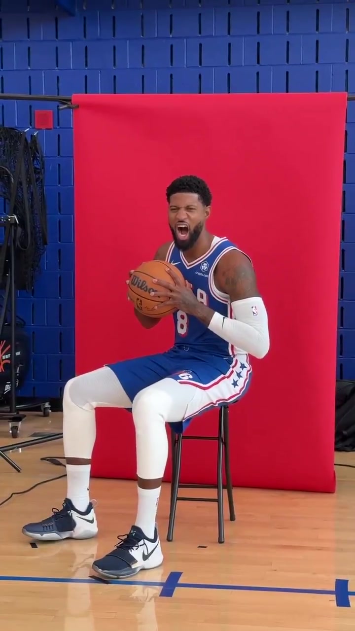 新赛季能回暖吗乔治出席76人媒体日拿球怒吼摆造型