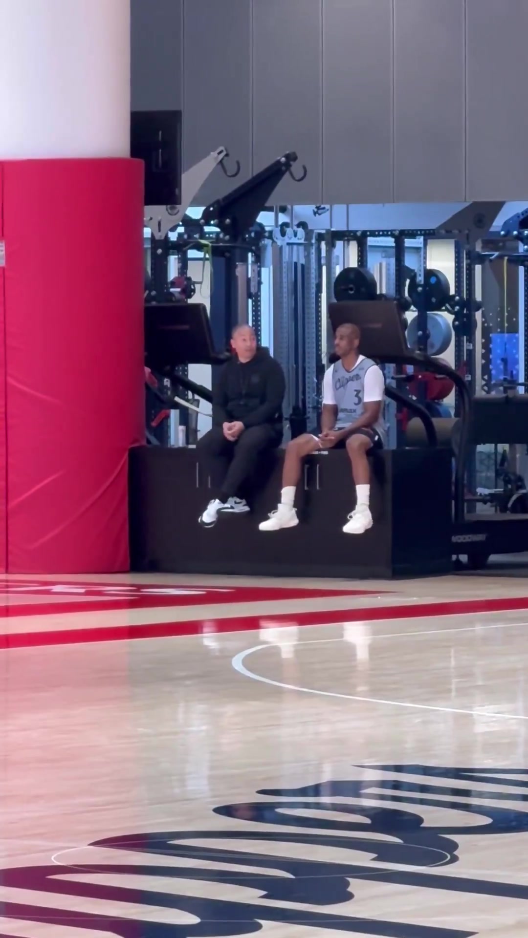 快船训练结束后保罗在场边与泰伦-卢聊啥呢