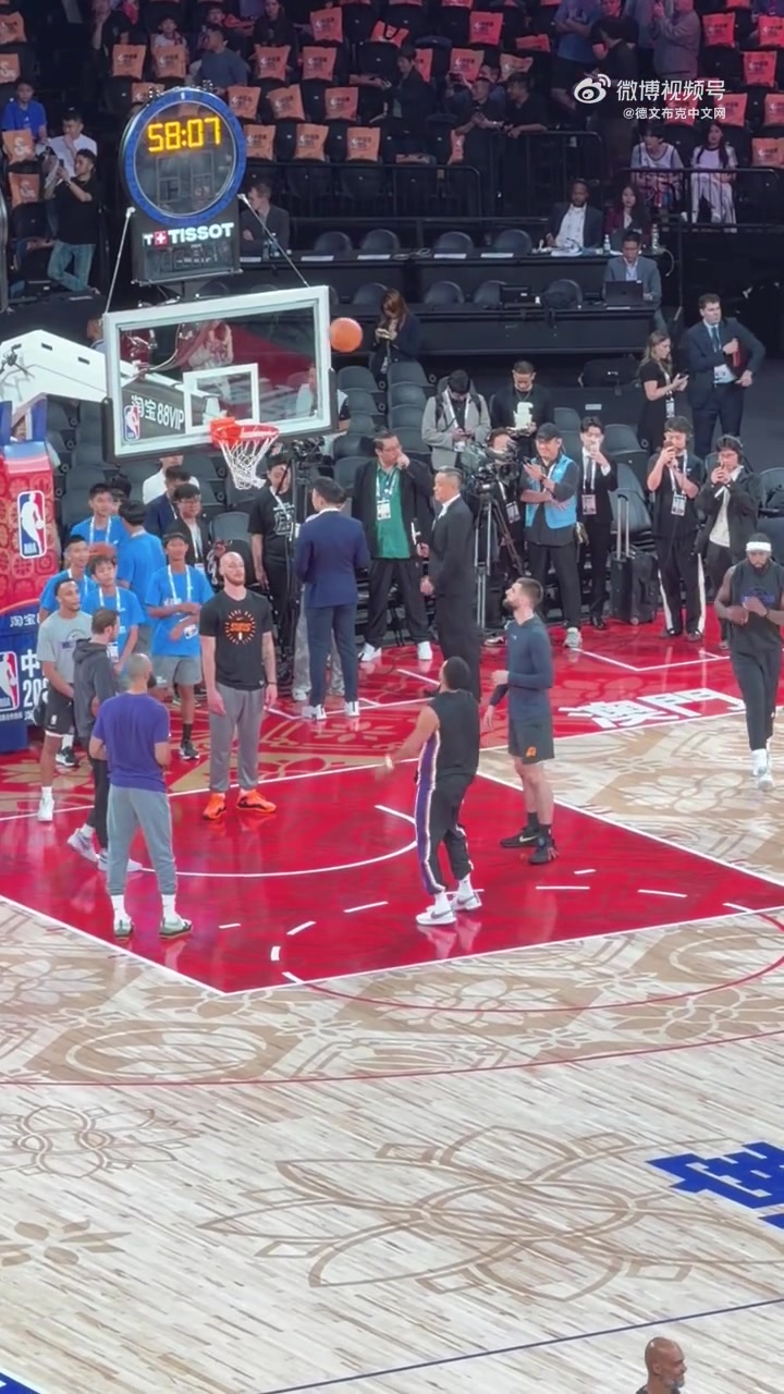 NBA中国赛现场球迷捕捉到布克赛前热身训练