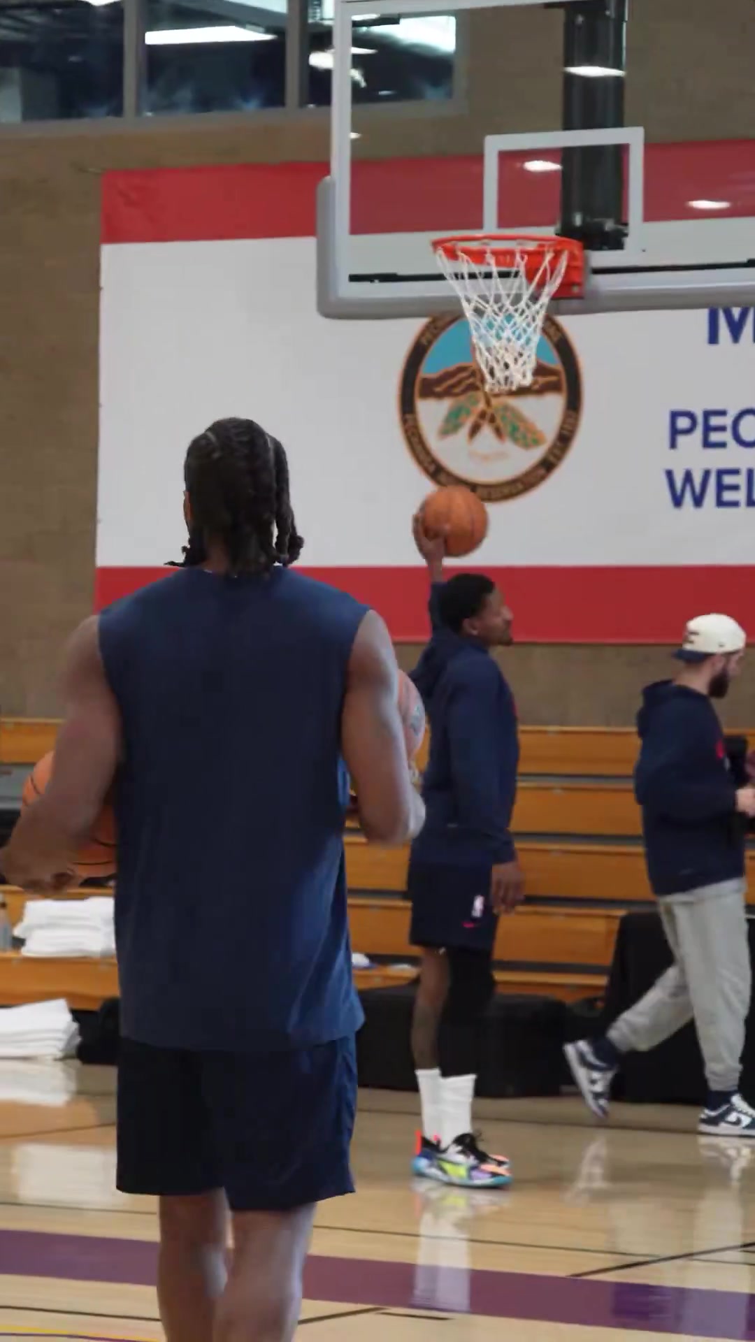 小卡与比尔击掌比尔张大嘴大喊一声