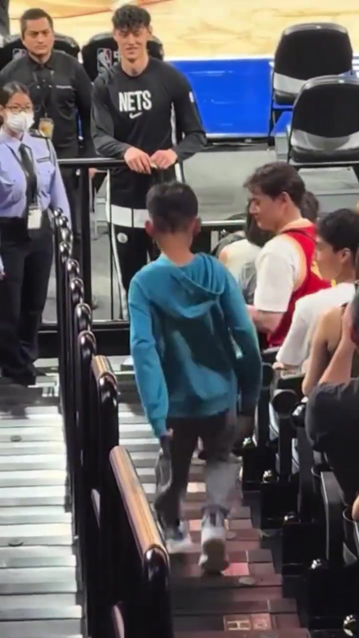 可惜没能上场周琦儿子跑去现场看曾凡博被小曾直接举起来