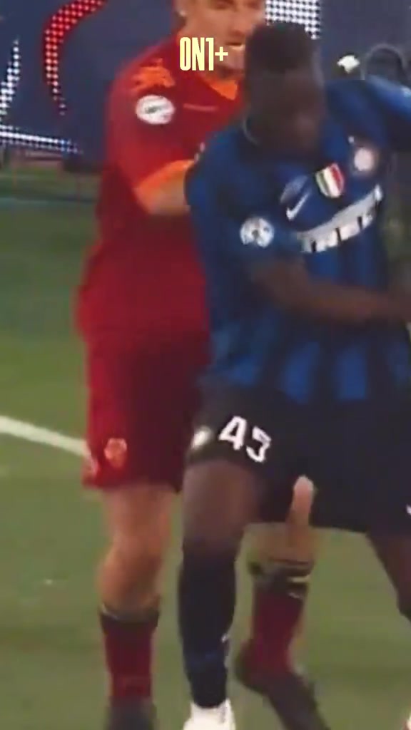 当年这一下真狠托蒂曾在运动战中故意从身后爆踢巴洛特利